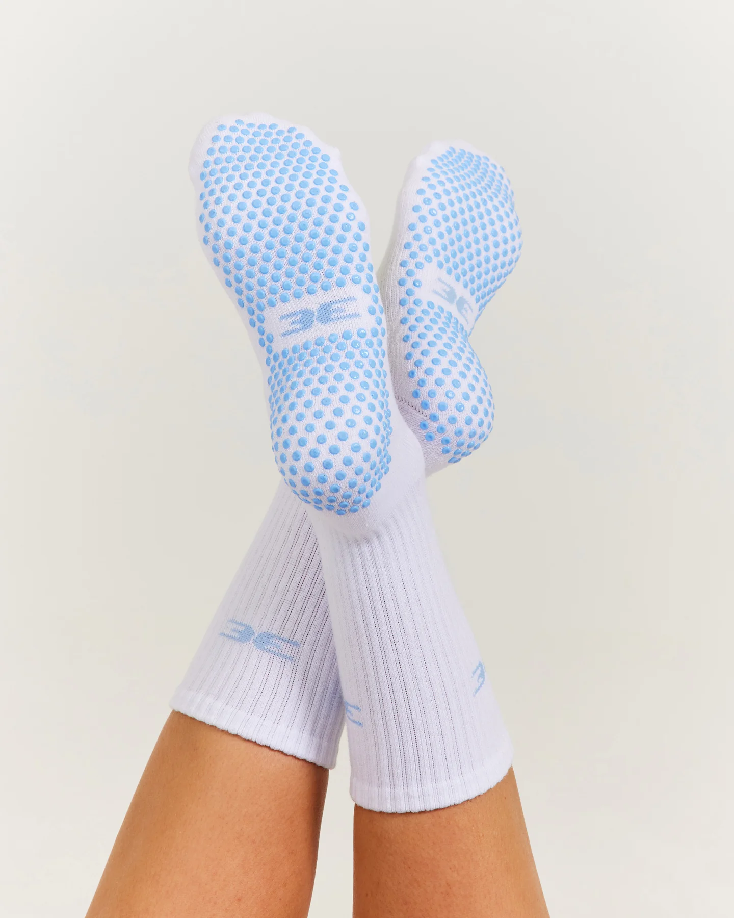 EE Crew Pilates Grip Socks - White/Blue - Image 4