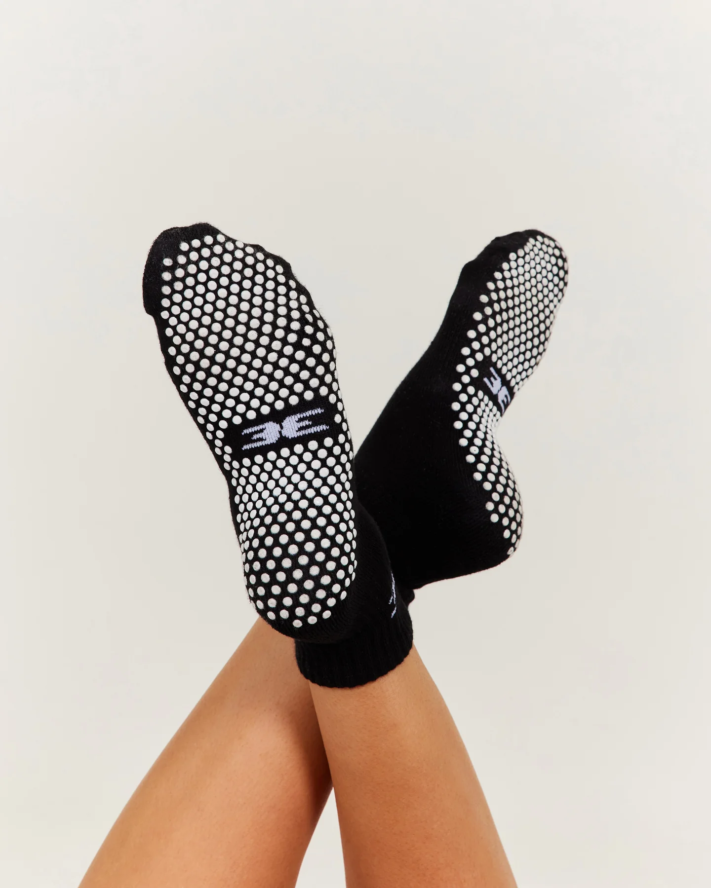 EE Mid Crew Pilates Grip Socks - Black/White - Image 4